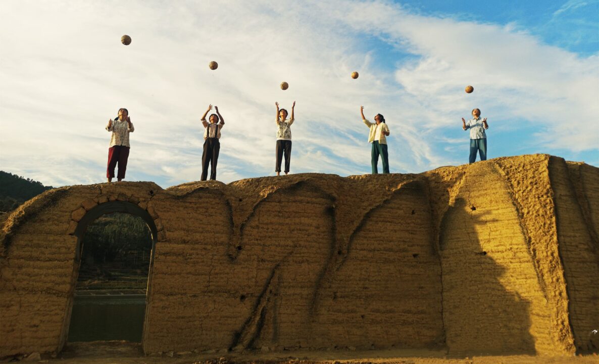  Fußball am Dach