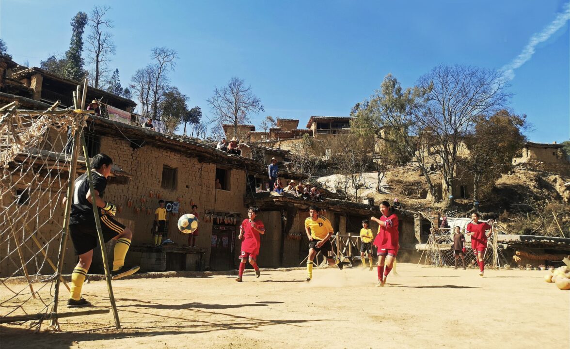  Fußball am Dach